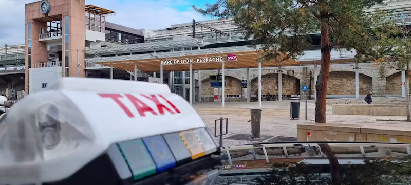 Taxi Lyon Perrache Aéroport en attente