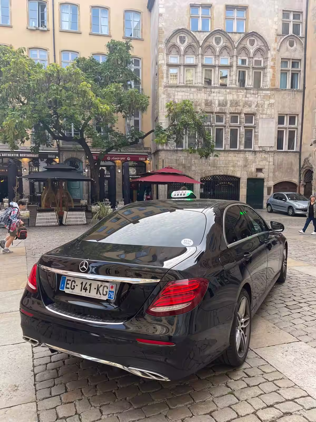 Taxi Mercedes Berline dans le quartier du Vieux Lyon Saint-Jean