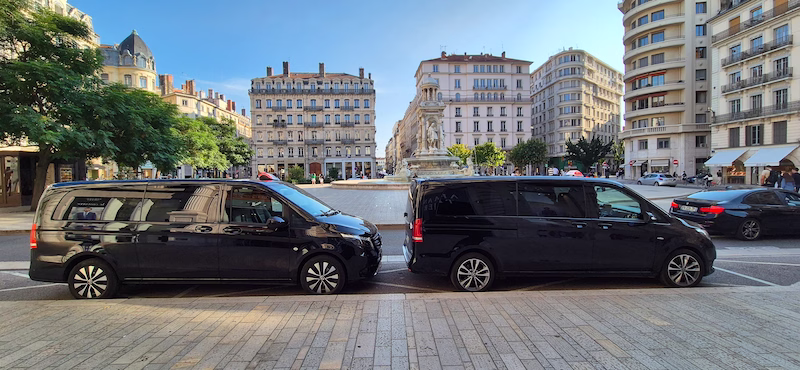 Deux taxis vans Mercedes noirs stationnés sur la Place des Jacobins à Lyon 2ème.